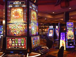 999slots မိုဘိုင်းအက်ပ် Myanmar National League Esports Sportsbook ဖုန်းဖြင့် လောင်းကစားနေသောမြင်ကွင်း
